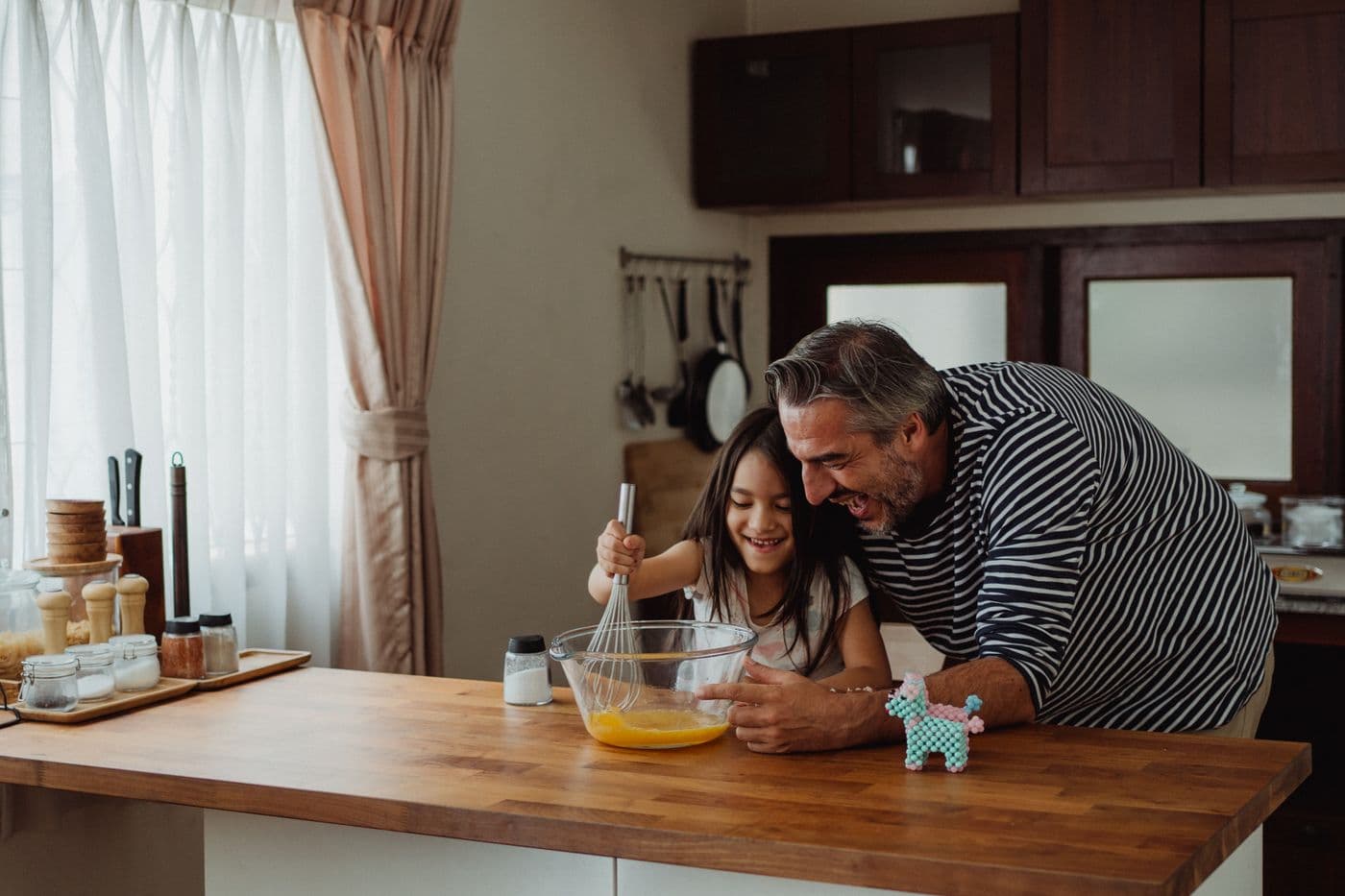 Pai e filha cozinhando juntos